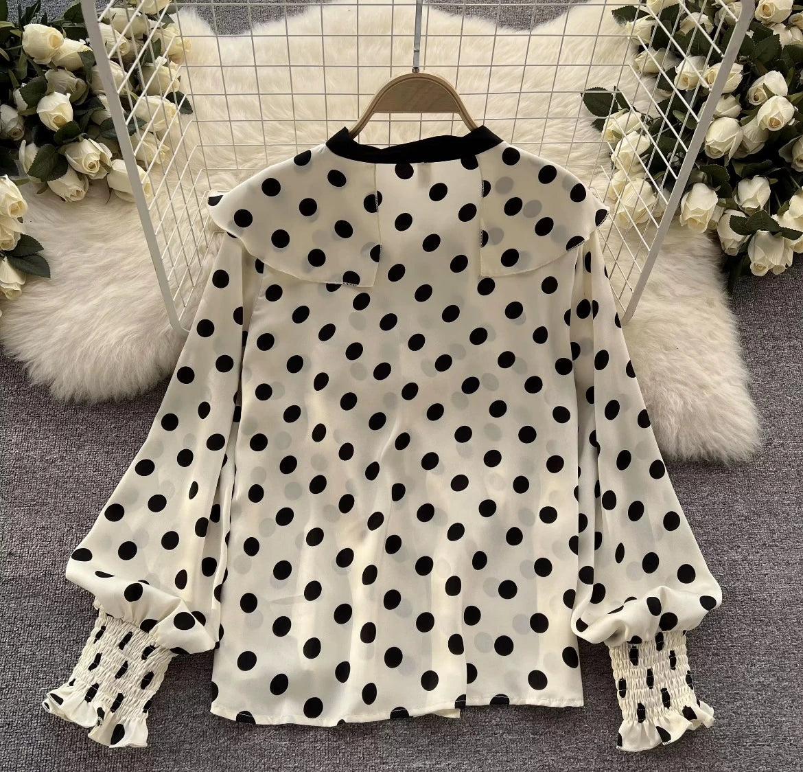 Dot poise Off-shoulder blouse
