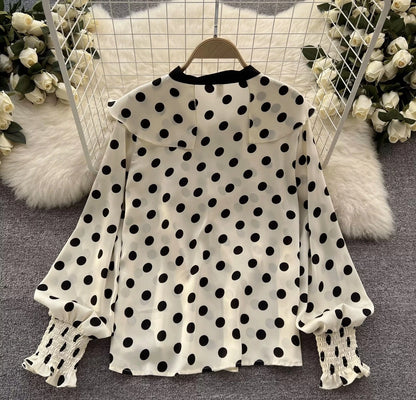 Dot poise Off-shoulder blouse